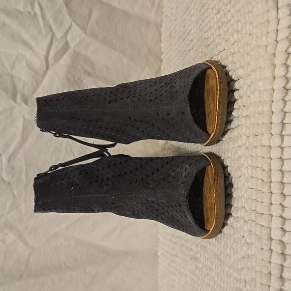 TOMS Majorca Floral Embossed Blue/Gray Peep-Toe - Picture 2 of 9